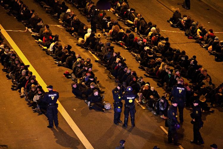 futtog. En af de store anholdelsesaktioner fandt sted 12. december 2009, hvor en stor mængde demonstranter blev frihedsberøvet og placeret i såkaldt futtog på den bare asfalt på Amagerbrogade. 