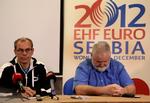 PRESSEMØDE. Misinformation eller ej, så burde Jan Pytlick og landsholdet have vidst besked, erkender DHF-formand Per Bertelsen (th.). 