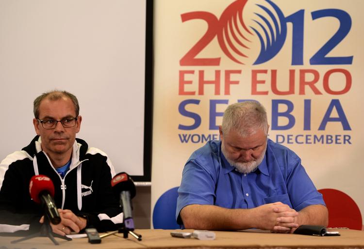 PRESSEMØDE. Misinformation eller ej, så burde Jan Pytlick og landsholdet have vidst besked, erkender DHF-formand Per Bertelsen (th.). 