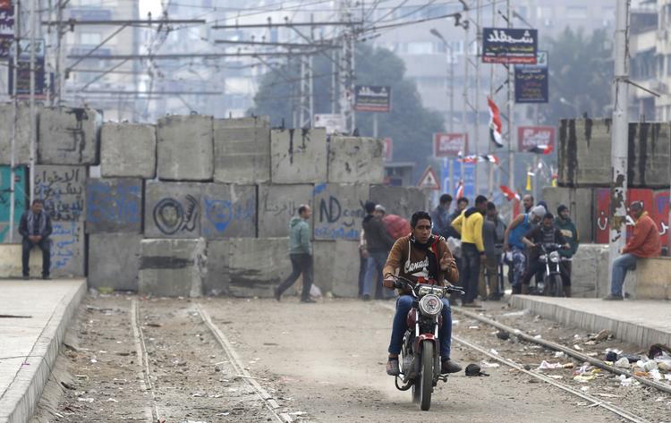 AFSPÆRRING. Hastigt opført mure ved præsidentpaladset i Kairo skal hindre demonstranter i at nå frem til bygningen. 