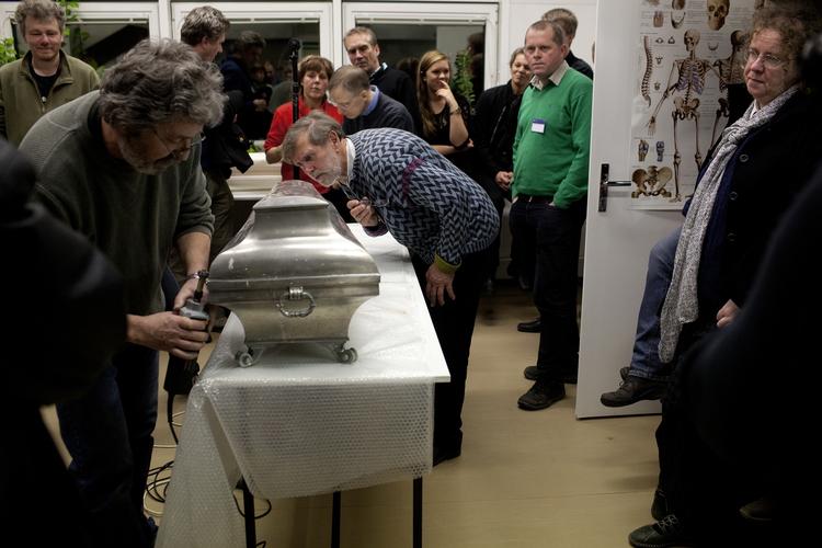 FUND. Politikens fotograf fik i 2010 lov til at være med, da Tycho Brahes kiste blev gravet op. I 2012 kunne forskerholdet præsentere en opsigtsvækkende nyhed. 