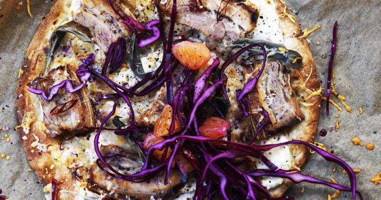 Flæskesteg. Server ribbenssstegen som pizza med rødkålssalat til. 