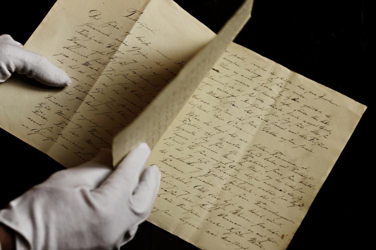 Overset. En kvinde fra Fyn stod med et hidtil ukendt H.C. Andersen-eventyr i hænderne, men hun troede ikke, der kunne være tale om dén Hans Christian. 