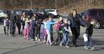 Evakuering. Politiet i Connecticut eskorterer børn ud af Sandy Hook Skolen i Newtown. 