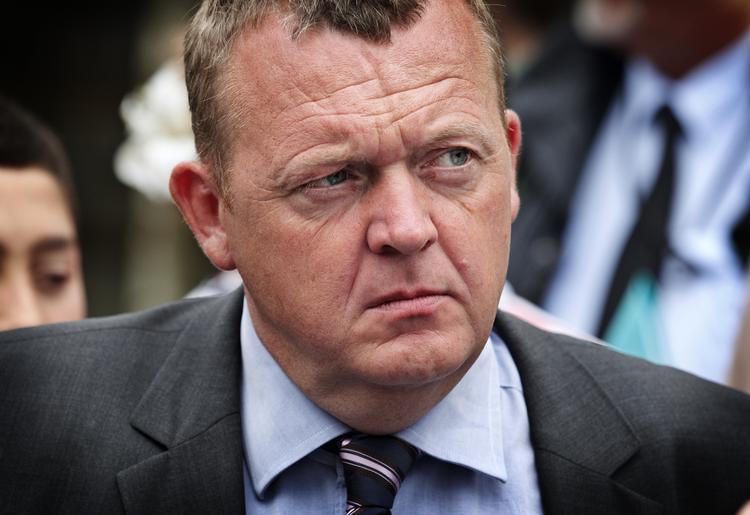 Trafikkaos. Lars Løkke Rasmussen er utilfreds med, at Christiansborg bliver lukket for gennemkørende trafik. For det første skaber det trafikkaos, og for det andet viser det, at vi giver efter for terrortrusler, siger den tidligere statsminister. 