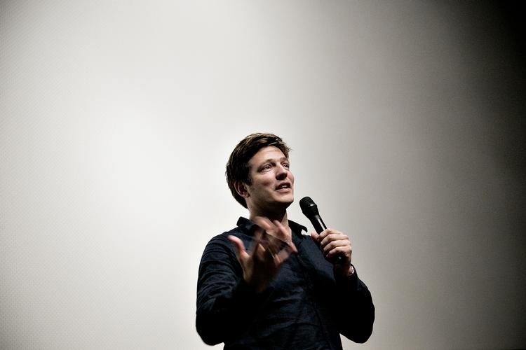 jagten. Thomas Vinterberg svarer på spørgsmål i forbindelse med en snigpremiere på 'Jagten'. »Jagten er en meget blå film, som vi forsøgte at gøre orange. Der sænker sig et mørke over byen, og vi har arbejdet med at få kærligheden ind, det orange, det varme«, sagde Vinterberg. 