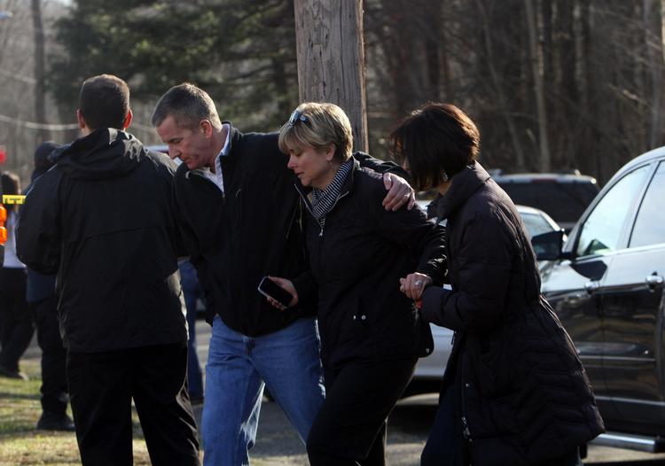 Massakre. Lærere på Sandy Hook forlader skolen efter voldsomt skoleskyderi. 