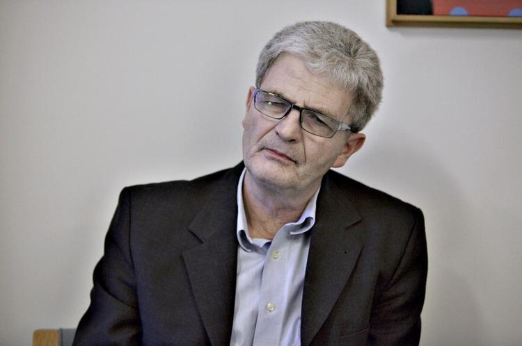 KONTROL. Skatteminister Holger K. Nielsen. fastslår at regeringen vil føre en tæt kontrol med selskaberne og slå hårdt ned på dem, der snyder. 