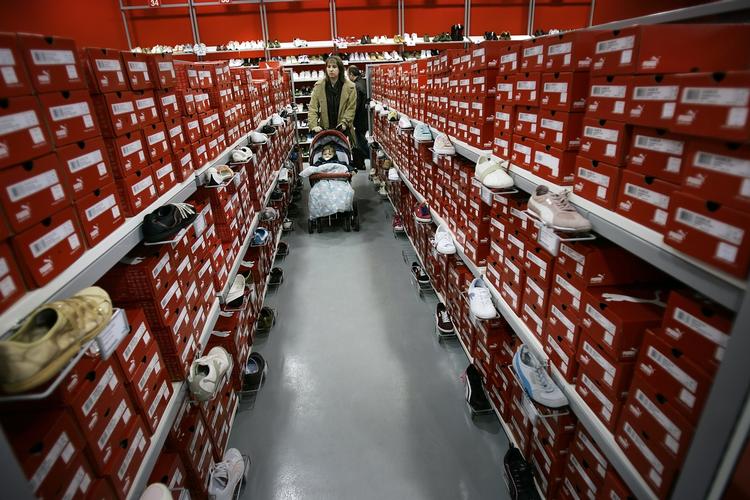 outlet. I Ringsted, tæt ved motorvejen, finder man Danmarks første Outlet-center. Her kan man finde varer billigere, end i de almindelige detailbutikker. 
