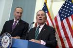 Kamp. Michael Bloomberg (til højre) står i spidsen for 600 borgmestre, som kræver skrappere våbenkontrol. 
