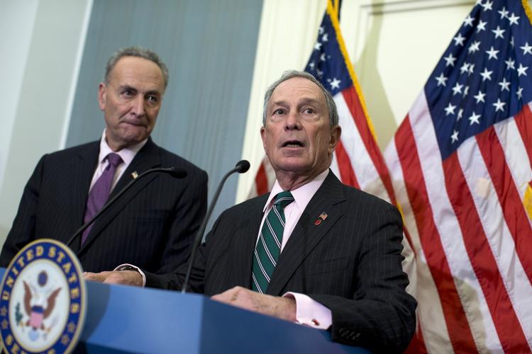 Kamp. Michael Bloomberg (til højre) står i spidsen for 600 borgmestre, som kræver skrappere våbenkontrol. 