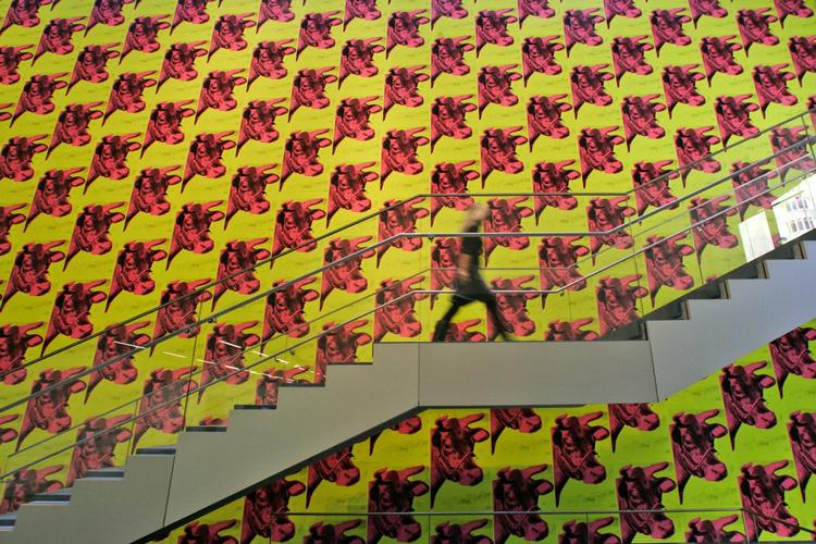Eftertragtet. MoMa er blandt verdens mest prestigefyldte museer. Her pryder et Andy Warhol-tapet en trappeopgang. 