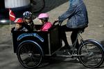 Tranportable. »Hvis man skal klare sig i dagens samfund, må man stå på tæer, og det lærer børn ikke, når mødre pisker gennem byen med konfirmand-store børn i cykelvognene«, lyder det fra forfatter Lise Egholm. 