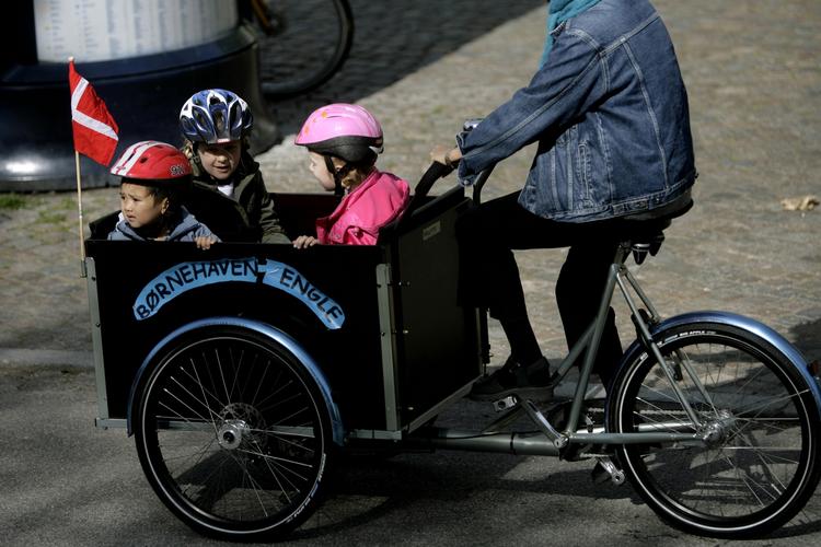Tranportable. »Hvis man skal klare sig i dagens samfund, må man stå på tæer, og det lærer børn ikke, når mødre pisker gennem byen med konfirmand-store børn i cykelvognene«, lyder det fra forfatter Lise Egholm. 