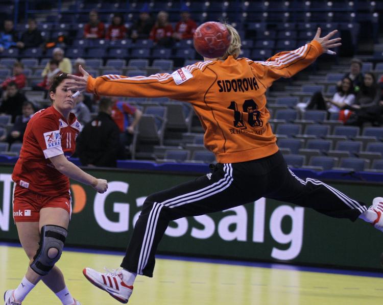 Sejr. Mie Gravholt og resten af EM-holdet gav den russiske keeper Maria Sidorova noget af se til i kampen om femtepladsen ved EM i Serbien. 