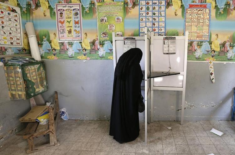 Krydset. En egyptisk kvinde afgiver sin stemme i Alexandria lørdag. 