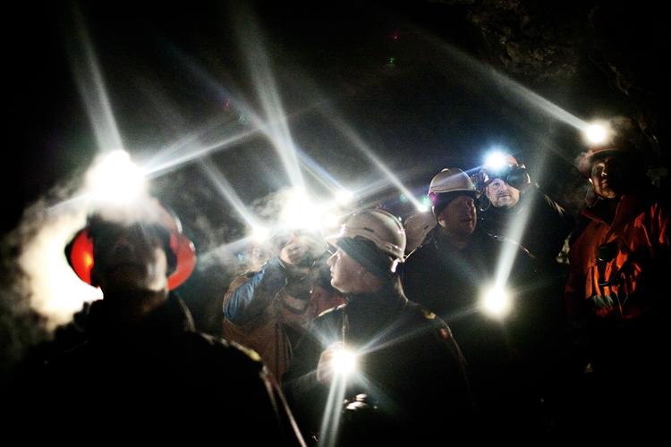 Spotlys. De ringe forholdene for den importerede arbejdskraft sætter de to landes indbyrdes relationer i skarpt relief. 