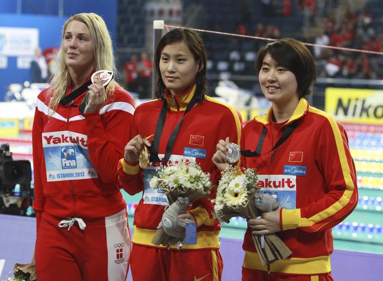 MEDALJESAMLER. Efter bronze i 50 meter butterfly (billedet) og guld i 4x100 meter medley opnåede Jeanette Ottesen (tv.) sin tredje medalje ved VM i 4x100 meter fri. 