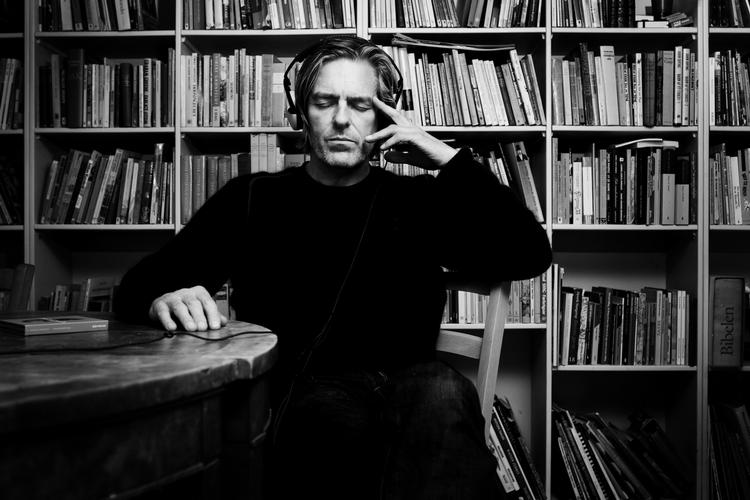 Lyttestation. Peter AG lytter til musik i sit hjem i Gl. Laven. 