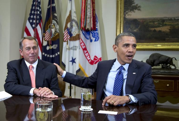 Forhandlinger. John Boehner får et klap på skulderen af Barack Obama, men præsidenten vil have republikanerne til at komme ham endnu mere i møde. 