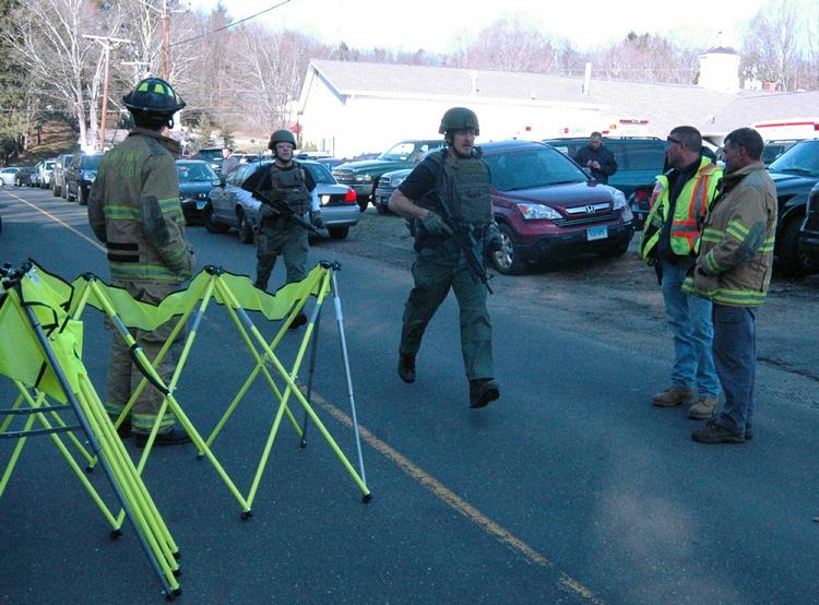 Kaos. Alle ville vide, hvad der var sket, hvordan og hvorfor, da en ung mand i fredags skød og dræbte 27 mennesker og herefter tog sit eget liv. Men mange oplysninger også i anerkendte medier viste sig at være direkte misvisende. 
