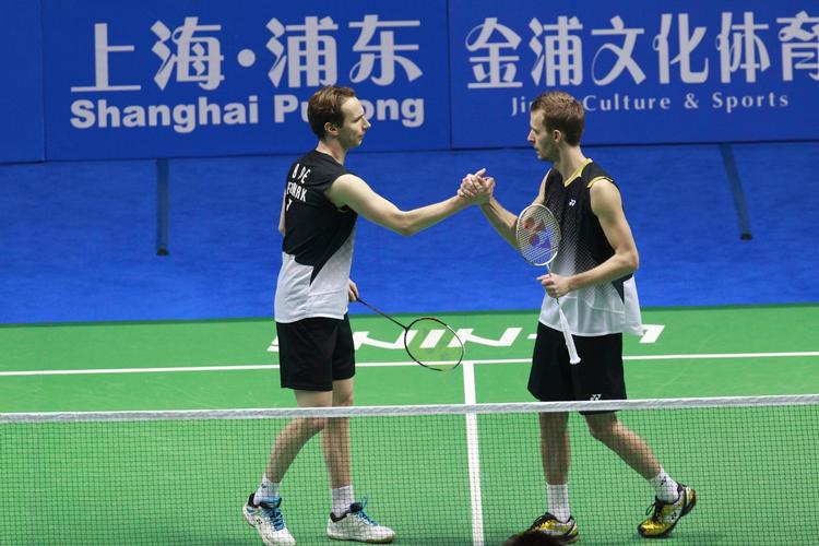 Sejrherrer. Mathias Boe (til venstre) og Carsten Mogensen ses her efter den nervepirrende semifinale i går. I dag gik det noget lettere. 