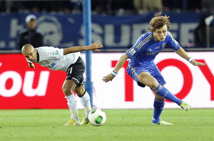 Duel. Corinthians' Emerson (til venstre) og Chelseas David Luiz kæmper om bolden undervejs i finalen. 