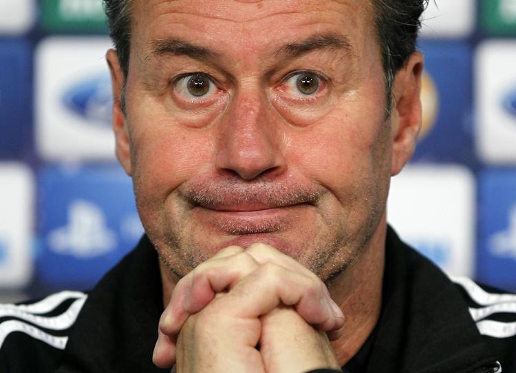 FYRET. Et nederlag til Freiburg i aftes blev den sidste kamp som Schalketræner for Huub Stevens. 