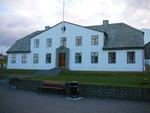 Traditionsrigt. Den islanske statsministers kontor, hvor en flok piger forklarede turisten, at der er tradition for at løbe nøgen. 
