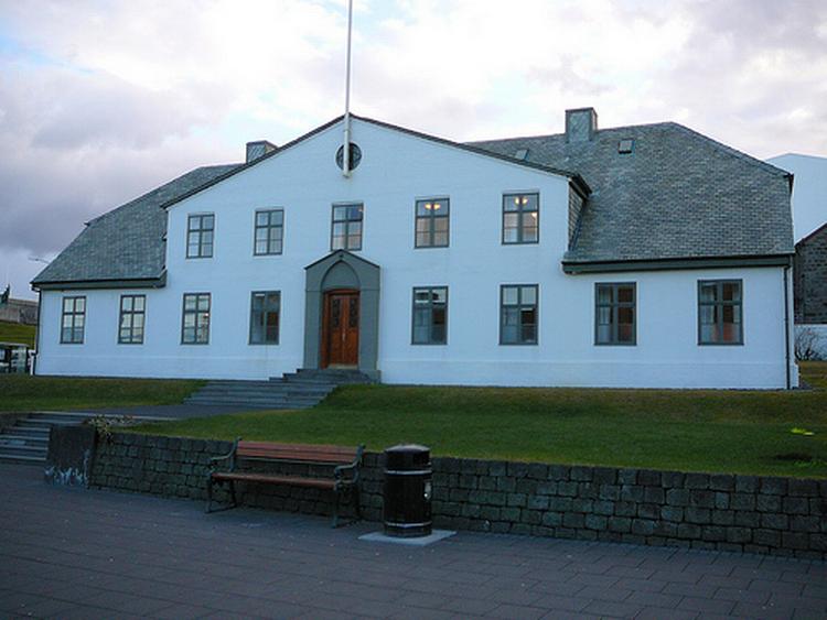 Traditionsrigt. Den islanske statsministers kontor, hvor en flok piger forklarede turisten, at der er tradition for at løbe nøgen. 