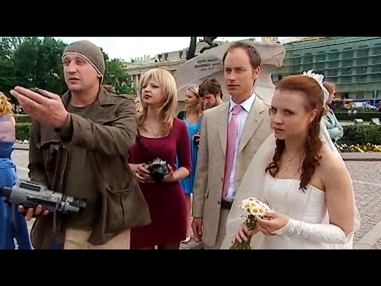 Stark. Statsministerens mand gør sig som den skeptiske amerikaner Tim i den russiske romcom om kærligheden og dens forviklinger. 