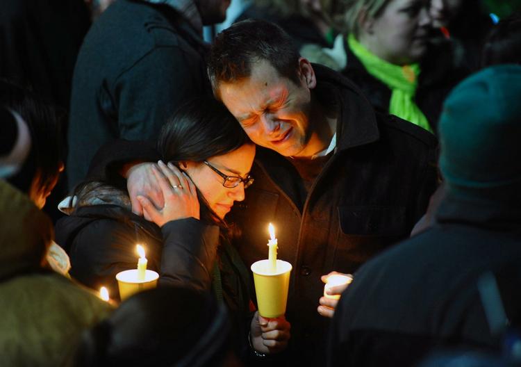 Ted Kowalczuk og hans veninde Rachel Schiavone sørger ved en mindehøjtidelighed i Stratford, Connecticut. De var gode venner med lærerinden Victoria Soto, som blev dræbt under skoleskyderiet, og som mange steder hyldes som en heltinde, fordi hun angiveligt reddede alle børn i sin klasse, mens hun selv blev skudt. 