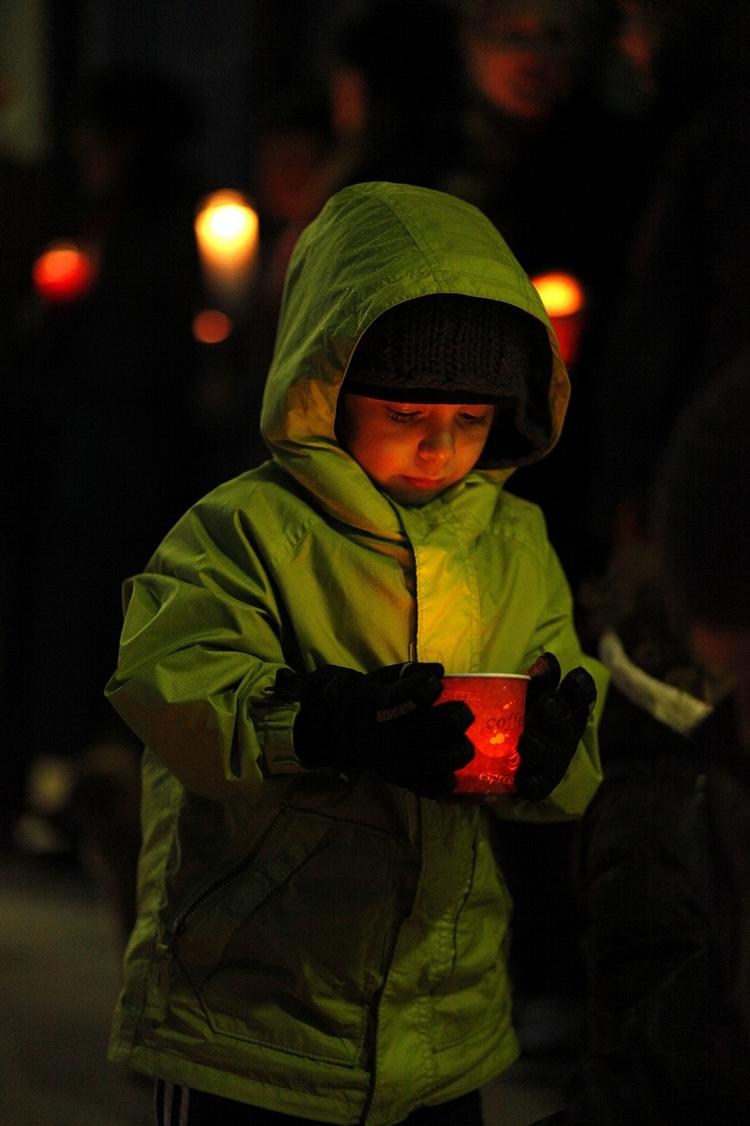 Hele USA er berørt af tragedien i Connecticut. Her,  i Salinas, Californien, holder den femårige dreng Ome Zuniga et lys til minde om de døde. 