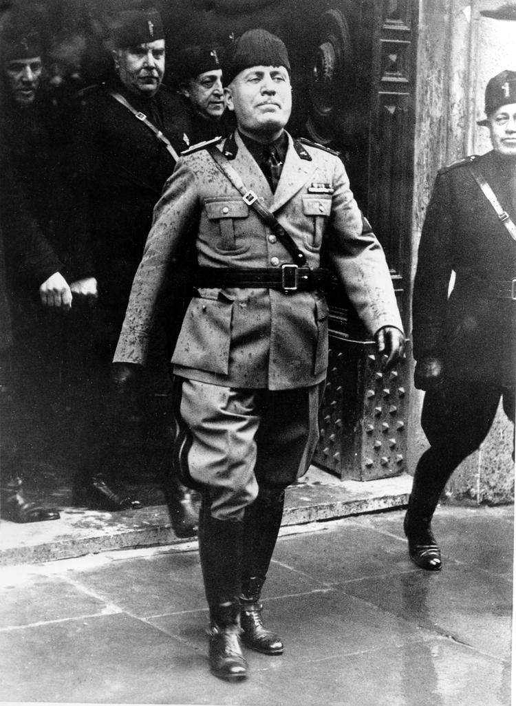 forudsigeligt. Mussolini rører på sig i kulissen, men mest står den på forudsigelig romantik i 1930'ernes Italien i Christine Hickeys irske roman. 