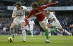 MATCHVINDER. Som målscorer har  Michu (th.) har været vigtig for Swansea i de seneste uger, men i dag var det Tottenhams Jan Vertonghed (tv.), der blev matchvinder. 