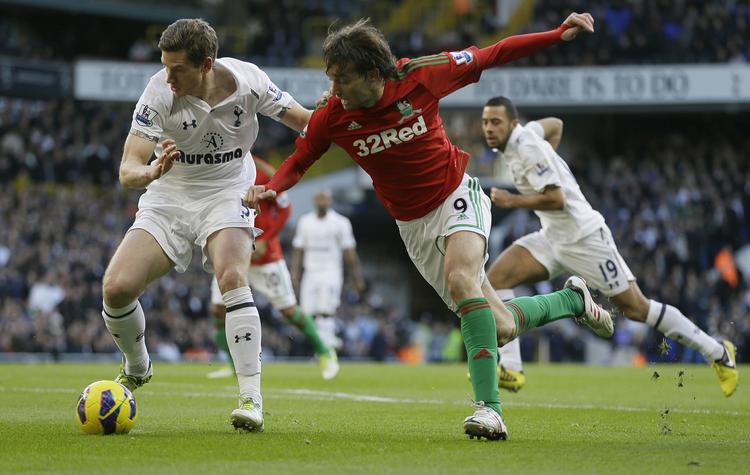 MATCHVINDER. Som målscorer har  Michu (th.) har været vigtig for Swansea i de seneste uger, men i dag var det Tottenhams Jan Vertonghed (tv.), der blev matchvinder. 