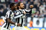 SKÆGT. Efter sin scoring til 2-0 havde Andreas Pirlo (th.) det herligt i eftermiddag. 