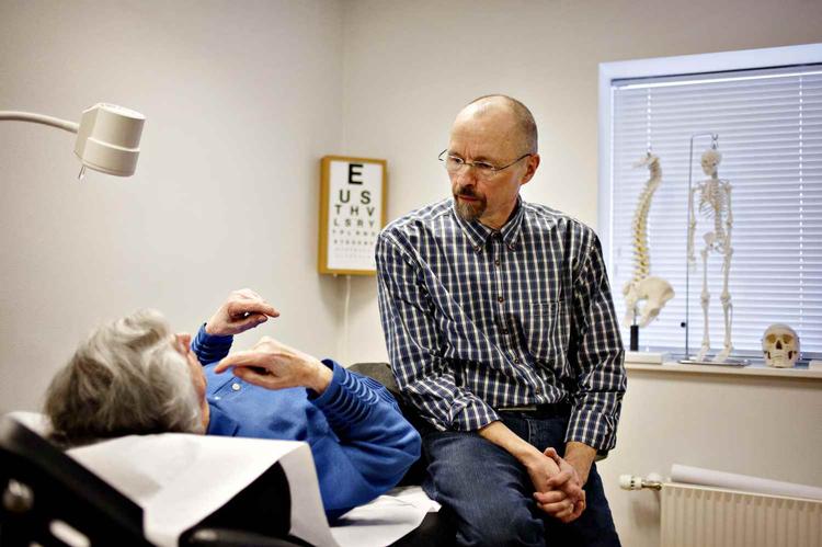 Hårdfør. Læge Jørgen Saaby er glad for 87-årige Thyra Ahasverusen, for hun klager ikke for ingenting. Heller ikke i dag, hvor hun behandles for et sår på hornhinden. 
