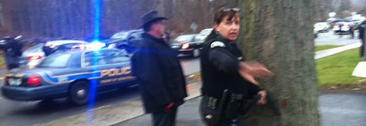 Trussel. Politiet mødte op og afspærrede omkrådet omkring kirken, hvor indbyggere i Newtown var midt i en gudstjeneste. 