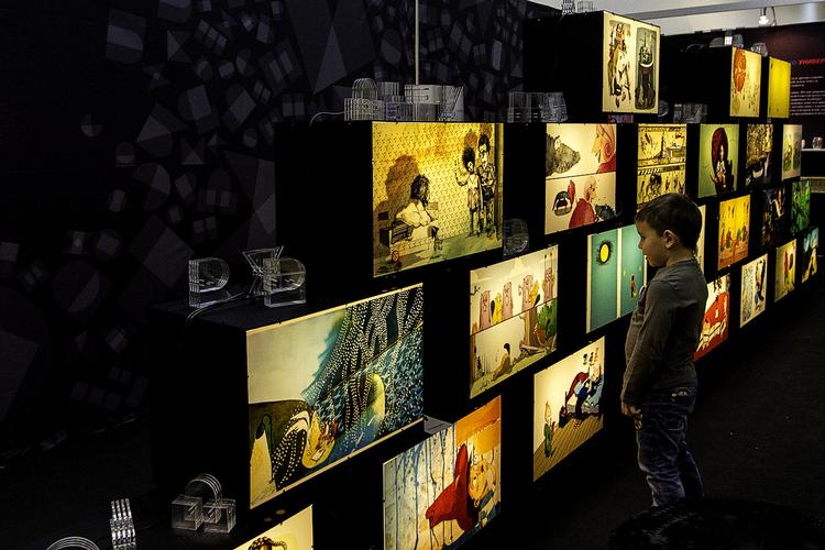 Grænseoverskridende.  Russisk dreng studerer danske tegninger på bogmessen Non/Fiction i Moskva. Her kom det frem, hvor forskelligt danskere og russere ser på, hvad børn skal udsættes for i deres bøger. 