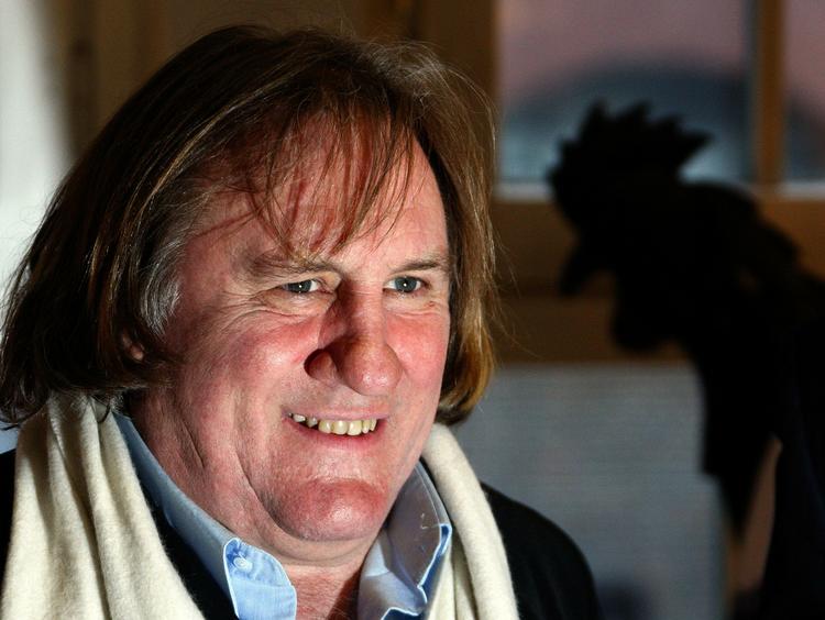 Rasende. »Jeg beder ikke om at blive værdsat, men man kunne i det mindst vise mig respekt. Blandt alle dem, der har forladt Frankrig, er ingen blevet så fornærmet, som jeg er blevet det«, skriver Depardieu. 