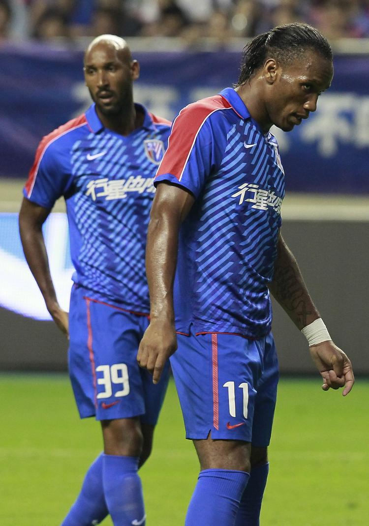 exit. De to tidligere Chelsea-stjerner, Nicolas Anelka (tv) og Didier Drogba har ikke formået at bringe storhed til rigmandsklubben Shanghai Shenhua. 