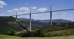 Fransk. Viaduc de Millau smyger sig ind i landskabet. 