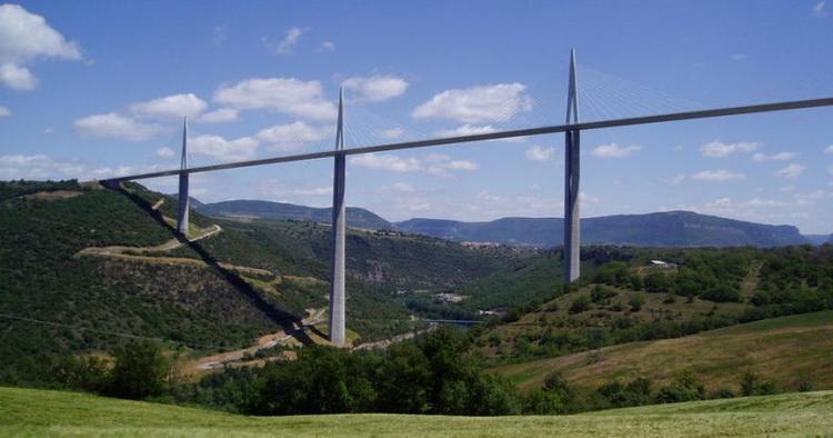 Fransk. Viaduc de Millau smyger sig ind i landskabet. 