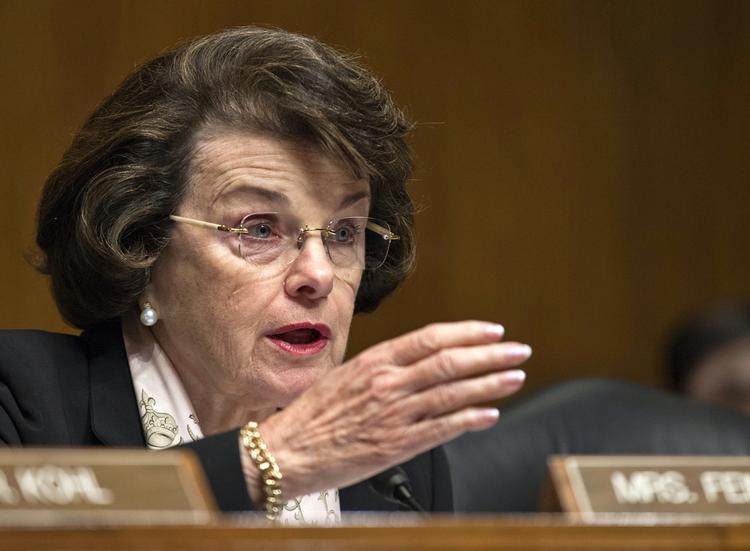 Senator. Den demokratiske senator fra Californien, Dianne Feinstein forsøger nu igen at få indført et forbud mod køb, salg og besiddelse af semiautomatiske våben i USA. 