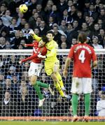 kampstop. Tottenhams målmand  Hugo Lloris (i gult) bokser både bolden og Swanseas Michu væk, så spanieren blev liggende på græsset. 