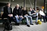 Bænket. Her ses Fredericias borgmester Thomas Banke (til venstre) på en bænk på Valby station, da han som formand for Venstres Ungdom kæmpede for at legalisere hash. (Arikiv) 