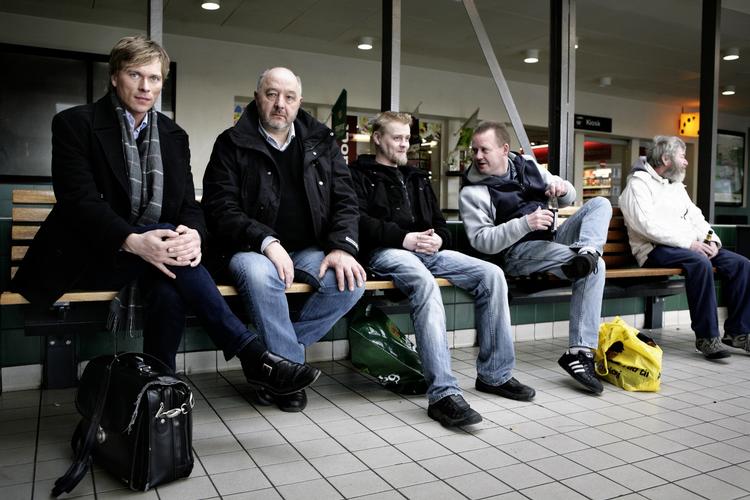 Bænket. Her ses Fredericias borgmester Thomas Banke (til venstre) på en bænk på Valby station, da han som formand for Venstres Ungdom kæmpede for at legalisere hash. (Arikiv) 