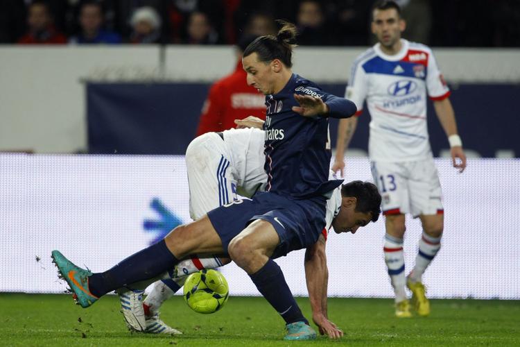 bevidst? Zlatan Ibrahimovic (forrest) i nærkamp med Lyons Dejan Lovren, som svenskeren beskyldes for at have stemplet i hovedet. 