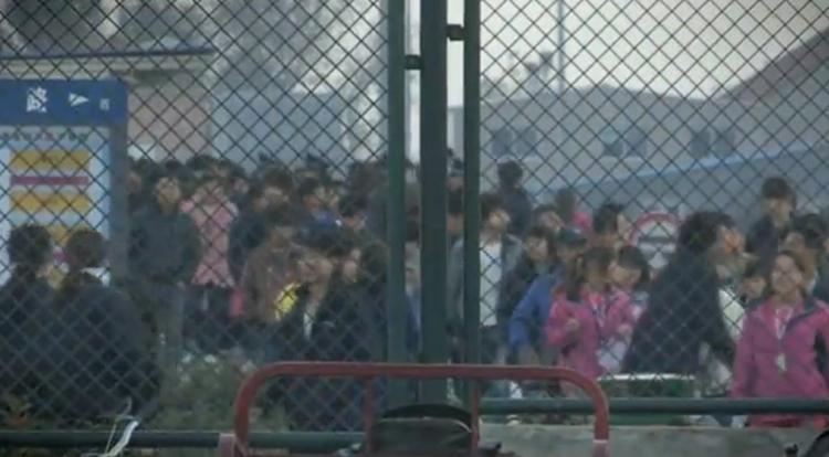 AFSLØRING. Et fransk tv-hold har haft skjult kamera med inde på iPhone 5-fabrikken i Zhengzhou i Kina. Resultatet er ikke opmuntrende. (Foto: France 2 / Screendump) 